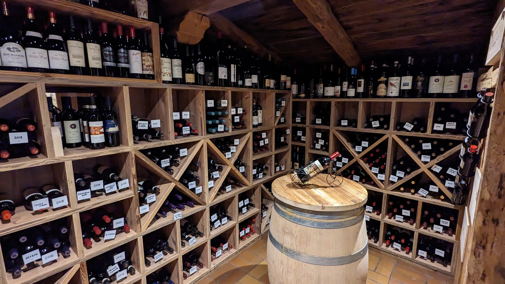 Der Weinkeller des Adlerkeller mit Fass und Flaschenregalen