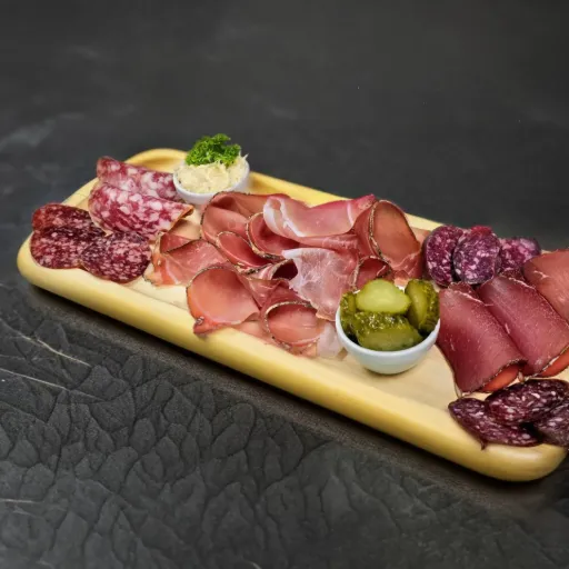 Südtiroler Wurst- und Speckplatte mit Essiggurken