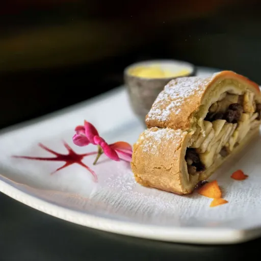 Apfelstrudel mit Puderzucker und Vanillesauce