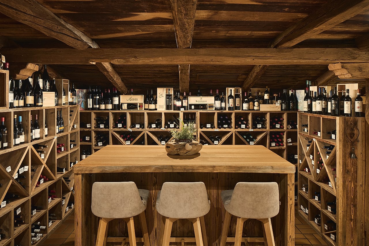 Der Weinkeller mit Holztisch und Barhockern