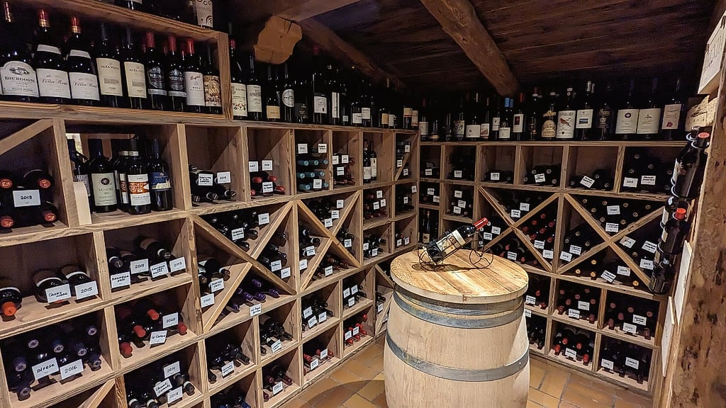 Der Weinkeller des Adlerkeller mit Fass und Flaschenregalen