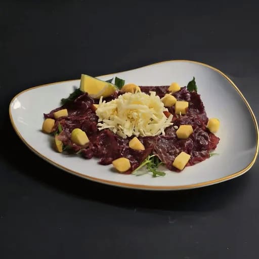 Hirschcarpaccio mit Rucola und Äpfeln