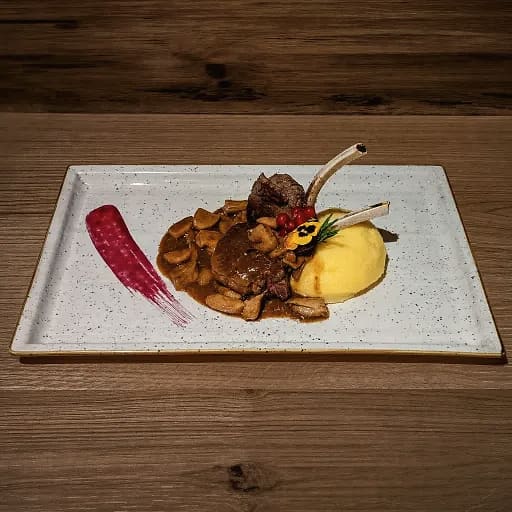 Hirschkoteletts mit Pilzen und Polenta