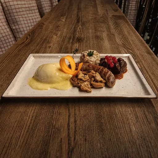 Adler Teller mit Polenta und Bergspezialitäten