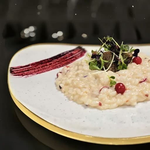 Cremiges Risotto mit Roter Bete und feinen Kräutern