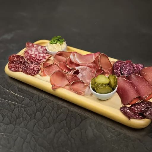 Südtiroler Wurst- und Speckplatte mit Essiggurken