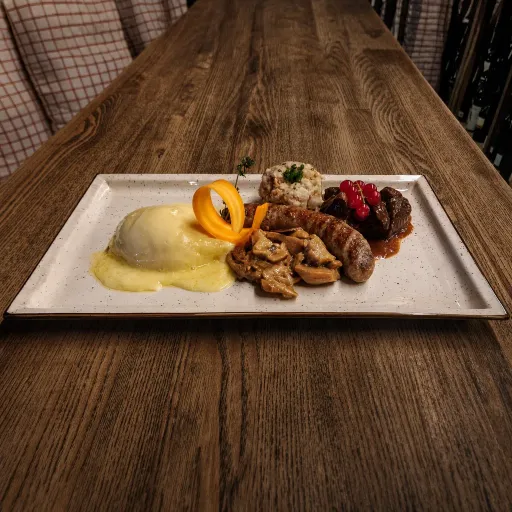 Adler Teller mit Polenta und Bergspezialitäten