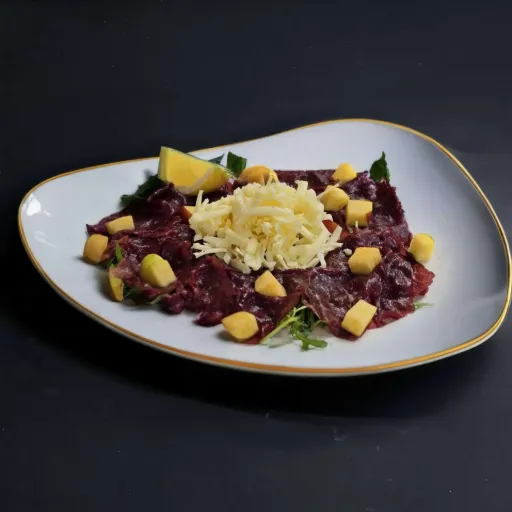 Hirschcarpaccio mit Rucola und Äpfeln