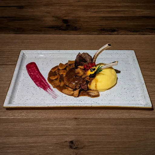 Hirschkoteletts mit Pilzen und Polenta